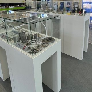 👀 Kontura 900 – PŘÍBĚH VITRÍNY, 👀 která má styl (a možná i superhrdinské schopnosti).🦹‍‍ Když k nám přišel Ing. Dušan...